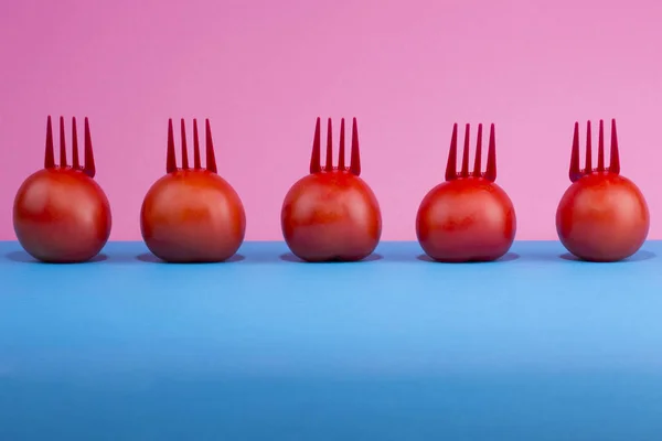 Bodegón abstracto con tomates y tenedores — Foto de Stock