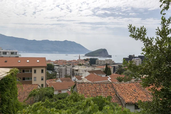 Uitzicht op de stad van Budva en het eiland van Sint Nicolaas — Stockfoto