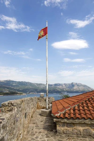 Klokkentoren van de kerk van St. Jan in Budva, Montenegro. — Stockfoto