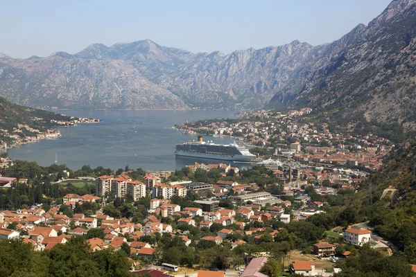 Uitzicht op de baai van Kotor en de stad van Kotor, Montenegro. — Stockfoto