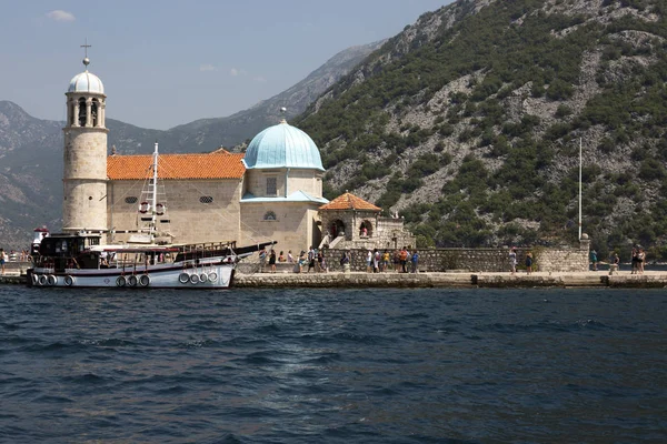 Kézműves sziget Our Lady of the Rocks, a Boka Kotorska-öbölben. — Stock Fotó