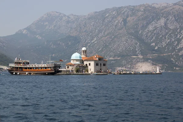 Handwerk eiland onze Lieve Vrouwe van de rotsen in de Boka Herceg Bay. Montenegro. — Stockfoto