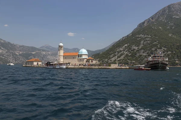 Handwerk eiland onze Lieve Vrouwe van de rotsen in de Boka Herceg Bay. Montenegro. — Stockfoto