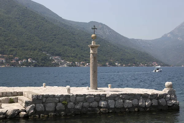 :Memorial teken op de site waar de icoon van onze lieve vrouw werd gevonden op onze Lieve Vrouwe van de rotsen, Montenegro. — Stockfoto