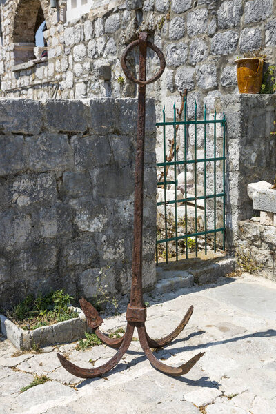 Древний морской якорь на острове Госпа од Скрпела в Бокинском заливе Котора. Черногория
.