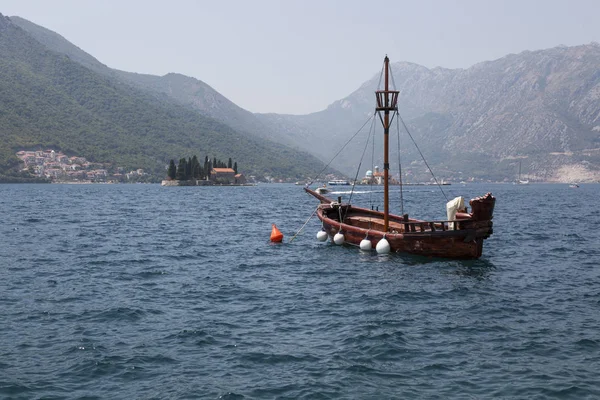 Paisaje marino con un barco e islas en la bahía de Boka de Kotor. Montenegro . — Foto de Stock