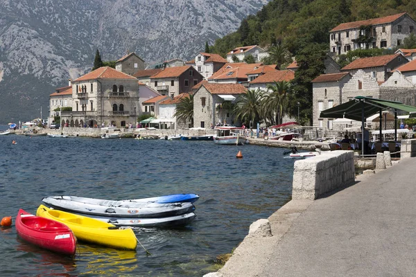 Dijk van de stad van Perast, Montenegro. — Stockfoto