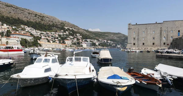 Panorama del terrapieno e molo a Dubrovnik, Croazia . — Foto Stock