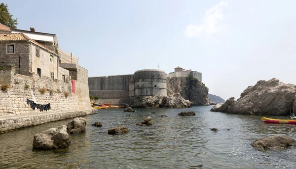 Panoramisch beeld vestingmuren van de stad van Dubrovnik, Kroatië. — Stockfoto