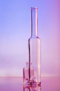 Natürmort pastel renklerde büyük ve küçük bir şişeyle.