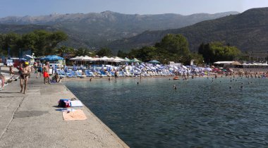 Budva, Karadağ'ın Slav Beach görünümü.