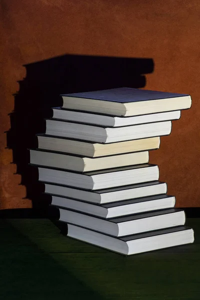Bodegón con una pila de libros plegados — Foto de Stock
