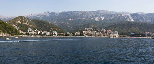 Vista desde el mar hasta el pueblo de Becici. Budva, Montenegro . — Foto de Stock