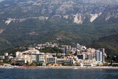 Denizden Becici Köyü görüntüleyin. Budva, Karadağ.