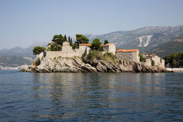 Isla de San Esteban en el mar Adriático en Montenegro — Foto de Stock