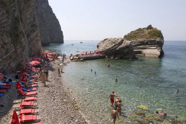 Beach Adriyatik Denizi üzerinde St. Nicholas Adası.