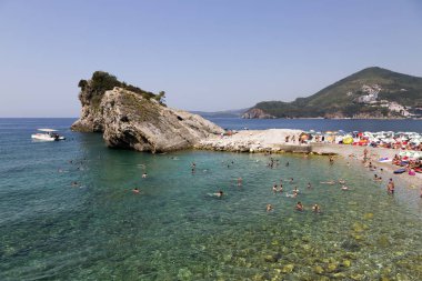 Beach Adriyatik Denizi üzerinde St. Nicholas Adası.