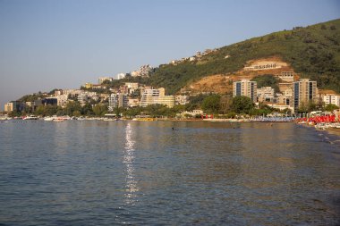 Yükselen güneş ışınlarının Budva şehir panoraması.