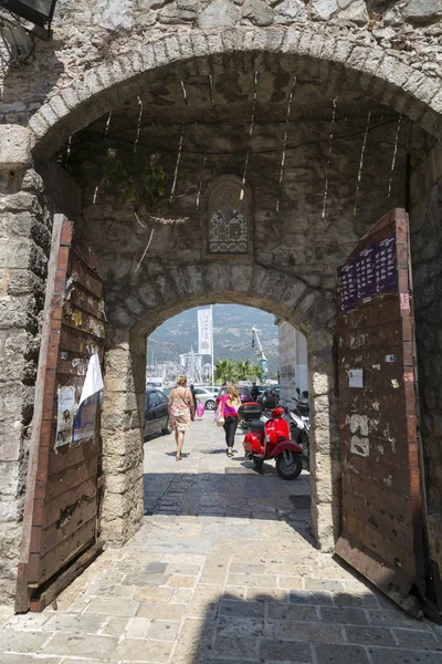 Utgång från den gamla staden. Budva, Montenegro. — Stockfoto