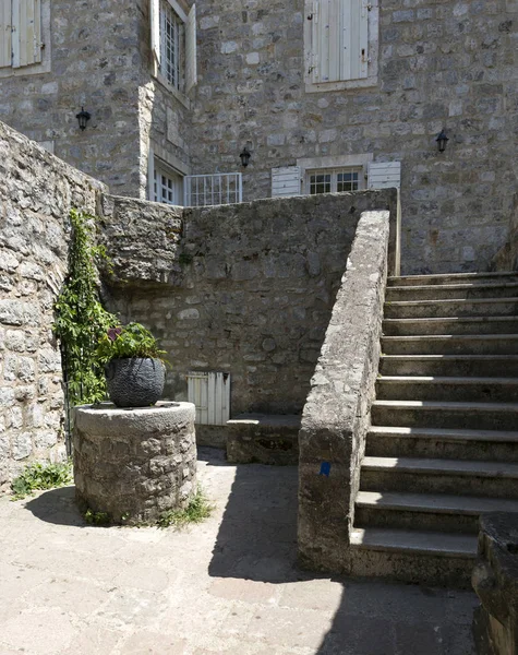 In de straten van de oude binnenstad van Budva, Montenegro — Stockfoto