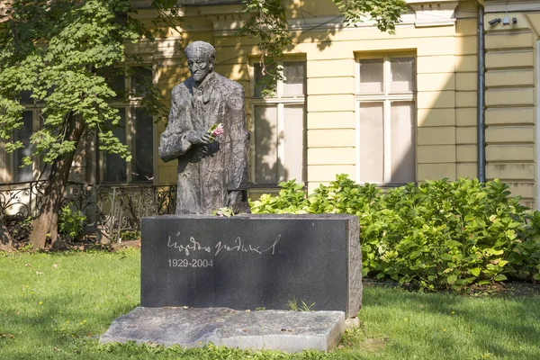 Памятник болгарскому писателю, драматургу, сценаристу Йордану Радичкову . — стоковое фото