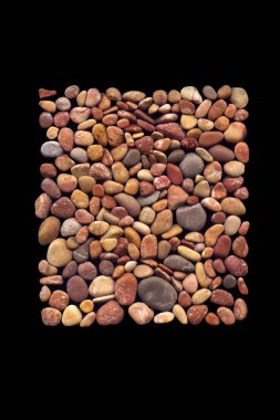 Küçük deniz çakıl siyah bir zemin üzerine dikdörtgen kompozisyon.