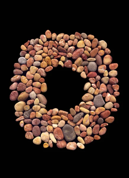 Bir küçük deniz çakıl taşı bir daire ortasında siyah bir zemin üzerine yuvarlak bileşimi