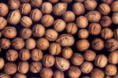 Arka plan siyah bir zemin üzerine ceviz