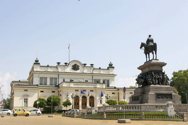 A praça da Assembleia Nacional em Sófia. O edifício do parlamento e um monumento ao czar Libertador . — Fotografia de Stock