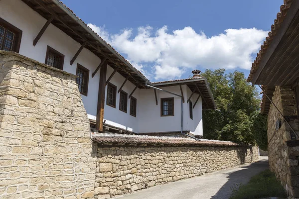 Rua na aldeia de Arbanasi (Veliko Tarnovo), Bulgária . — Fotografia de Stock