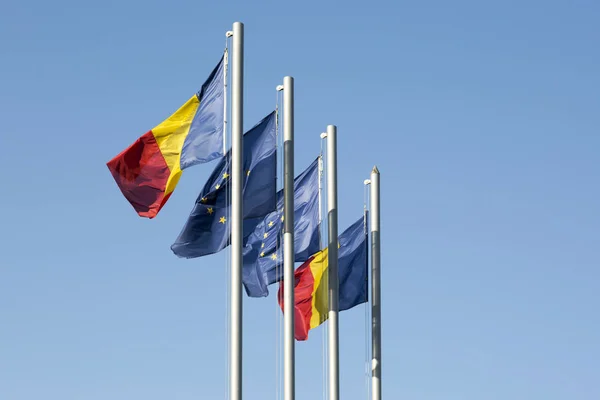 루마니아와 푸른 하늘에 대 한 유럽 연합의 플래그와 거리 깃대. — 스톡 사진