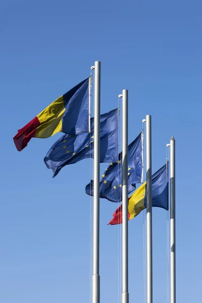 루마니아와 푸른 하늘에 대 한 유럽 연합의 플래그와 거리 깃대. — 스톡 사진