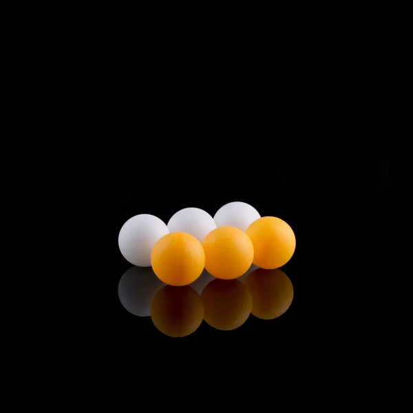 Palle bianche e arancioni su sfondo nero — Foto Stock