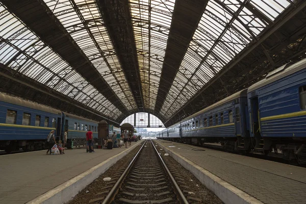 Lvov tren istasyonuna demiryolu platformu