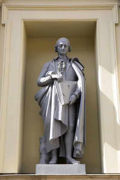 Staty av Raphael Morghen på fasaden av byggnaden nya Eremitaget i St Petersburg, Ryssland. — Stockfoto