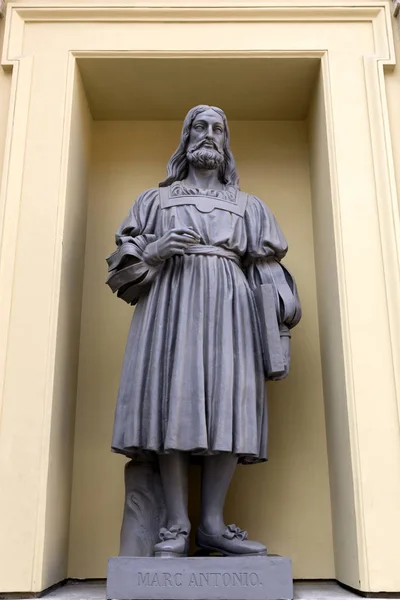 Standbeeld van Marc Antonio op de gevel van het gebouw New Hermitage in Sint-Petersburg, Rusland. — Stockfoto