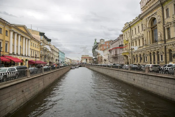 Utsikt över Gribojedov kanalen från italienska Bridge i St. Petersburg — Stockfoto