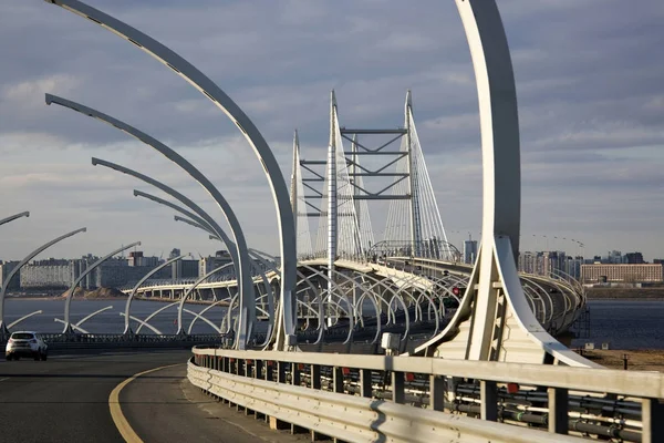 St. Petersburg Batı yüksek hızlı çapı (Whsd). Finlandiya Körfezi Askılı köprüden.