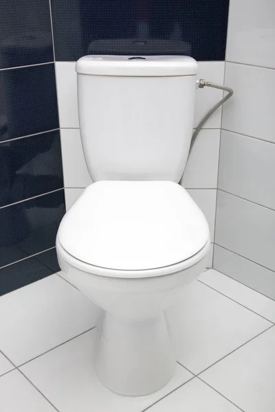 Nowe bowl toaleta ze zbiornikiem w łazience — Zdjęcie stockowe