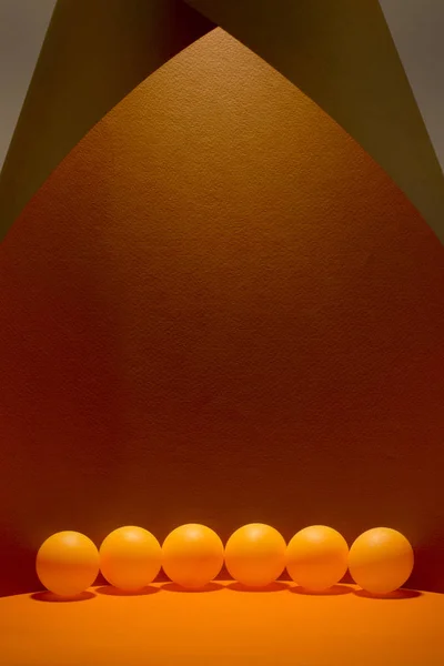 Abstracte Stilleven met oranje ballen op een kleurrijke achtergrond — Stockfoto