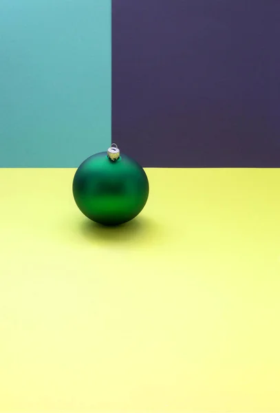 Bola de árbol de Navidad verde sobre un fondo colorido — Foto de Stock