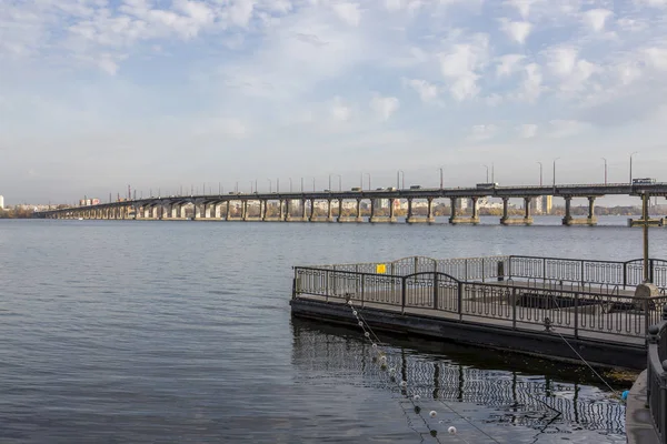 从堤防看 Dnepr 城的中心桥 — 图库照片