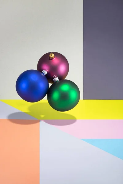 Bodegón abstracto con bolas de Navidad colgando en el aire — Foto de Stock