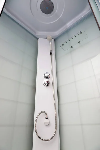 配管とモダンなシャワーのフラグメント — ストック写真