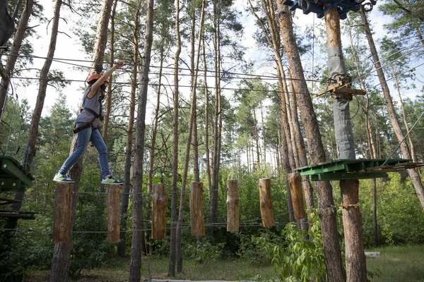 Çocuk ip parkta bir bölümü üzerinden geçer