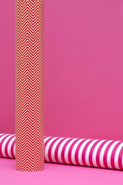 Kağıt bir pembe renkli kağıt rulolar. 