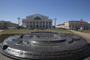 St. Petersburg, ok Vasilyevsky Adası. Bina değişimi ve Exchange Meydanı'nda bir hatıra işareti.