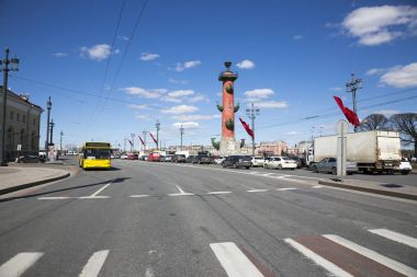 Yaya geçidi St. Petersburg ve Rostral sütun ile Exchange meydanında.