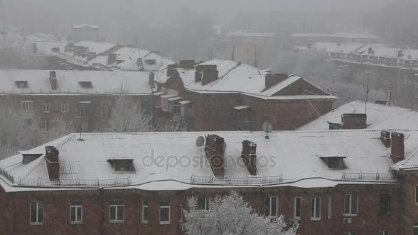 Зимовий міський пейзаж з сильним снігопадом — стокове відео