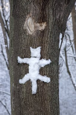 Siluet, kar üzerinde bir ağaç gövdesi--dan kalıp bir kedi şekil